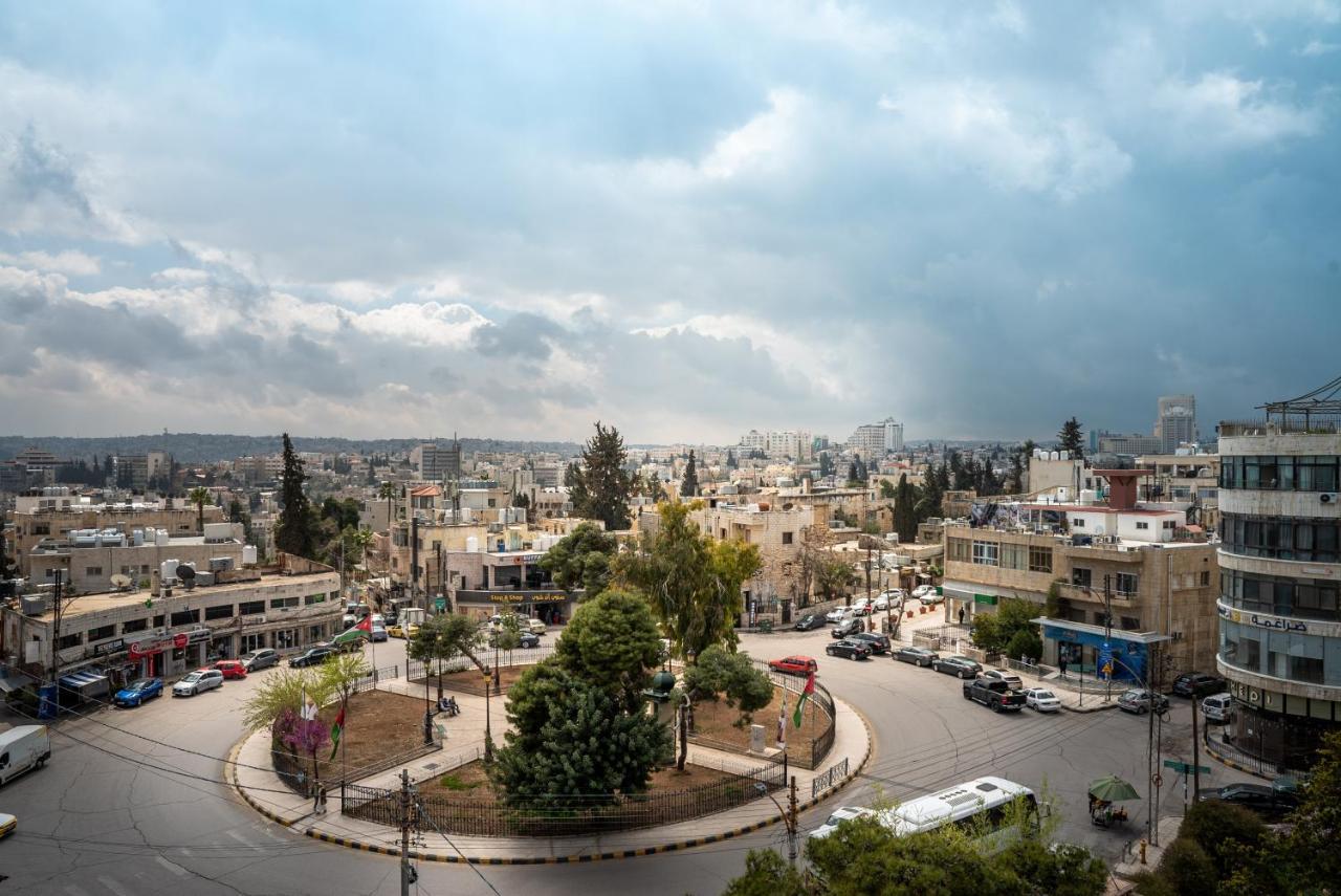 Liv Weibdeh Hotel Suites Amman Bagian luar foto